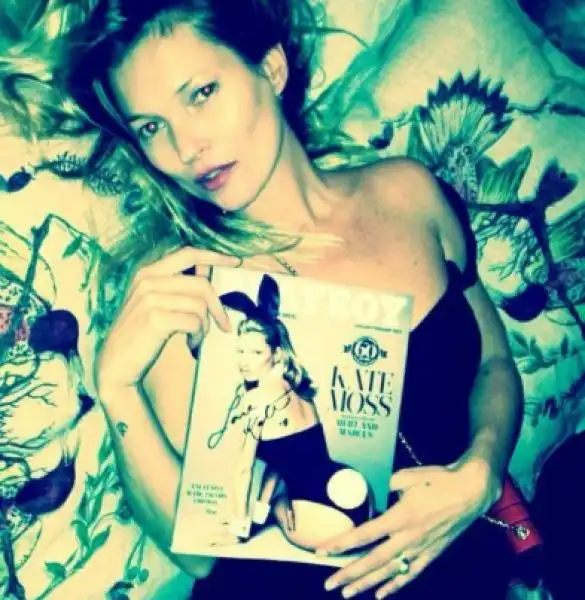 KATE MOSS INSTAGRAM FOTO CON COPERTINA PLAYBOY 