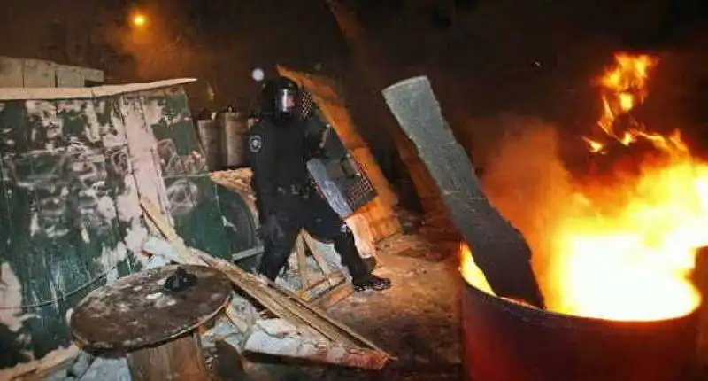 KIEV POLIZIA SFONDA LE BARRICATE 