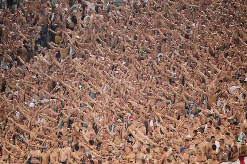 legia warszawa fans cheer at a europa league match in rome 