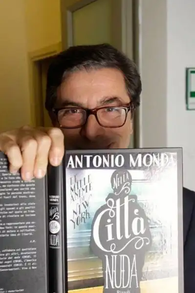 LIBRO DI ANTONIO MONDA NELLA CITTA NUDA 