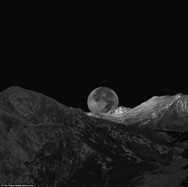 la luna vista dalle Alpi francesi 