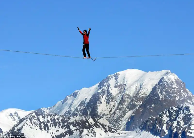 marcia sospesa di fronte al Monte Bianco 