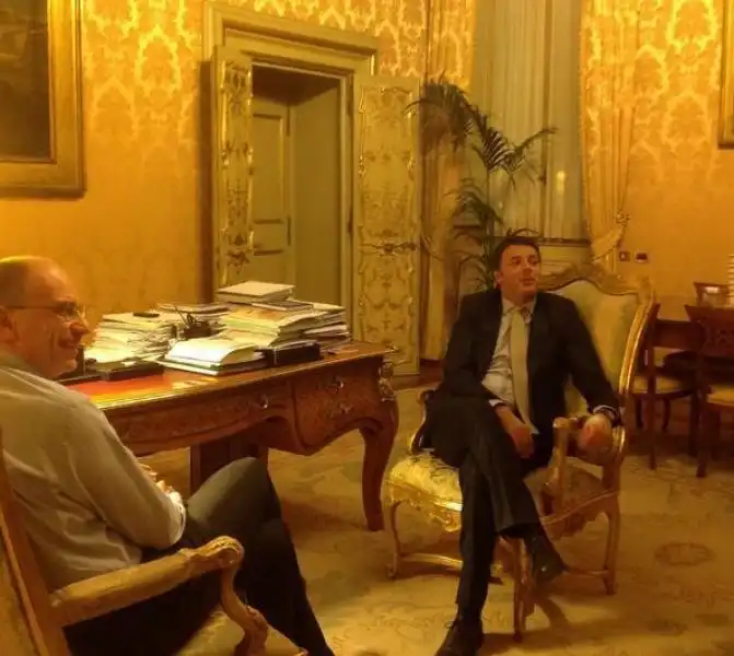 MATTEO RENZI NELL UFFICIO DI ENRICO LETTA A PALAZZO CHIGI 