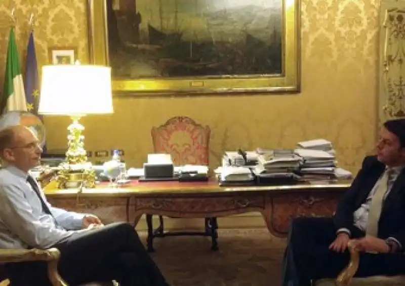 MATTEO RENZI NELL UFFICIO DI LETTA A PALAZZO CHIGI 