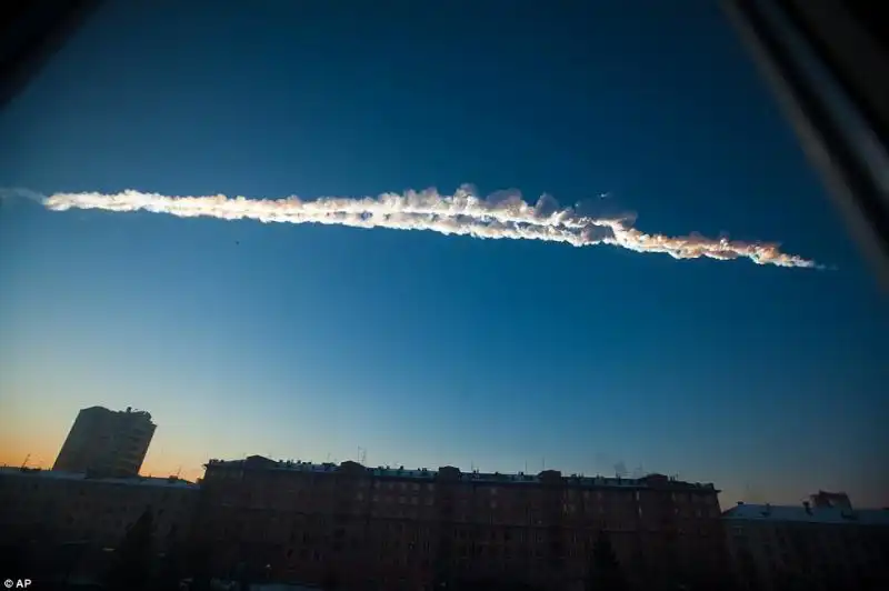 Una meteora nel cielo di Chelyabinsk in Russia che ha causato esplosioni ferendo circa 100 persone 