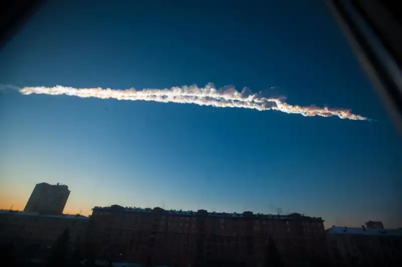 UN METEORITE ATTRAVERSA LA CITTA RUSSA DI CHELYABINSK 