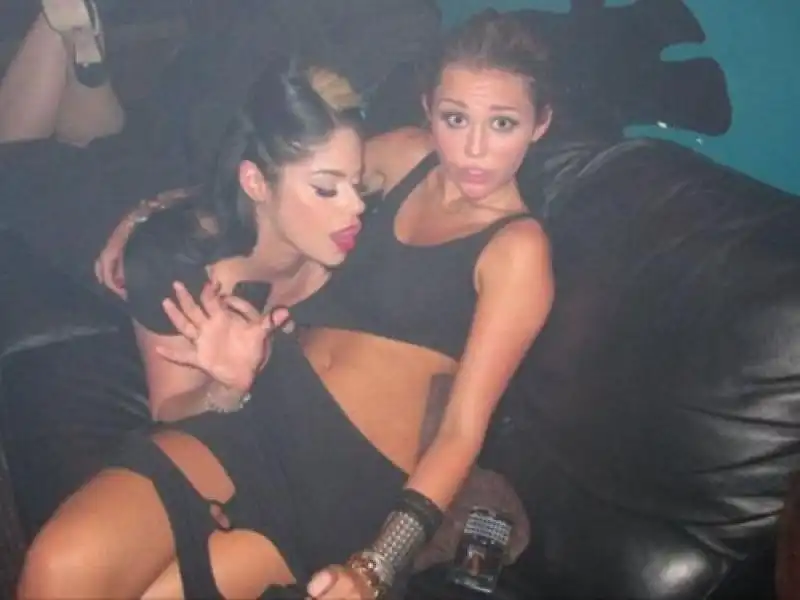 MILEY CYRUS LESBO-CHIC