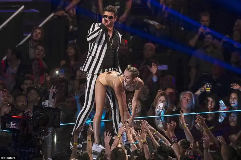 MILEY CYRUS FA TWERKING AGLI MTV VMA A NEW YORK 