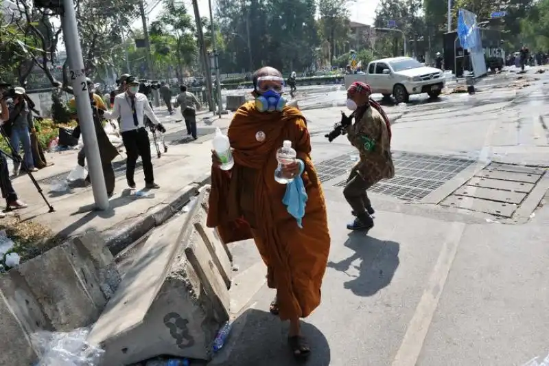 UN MONACO BUDDISTA CON UNA MASCHERA ANTIGAS PROTESTA A BANGKOK 