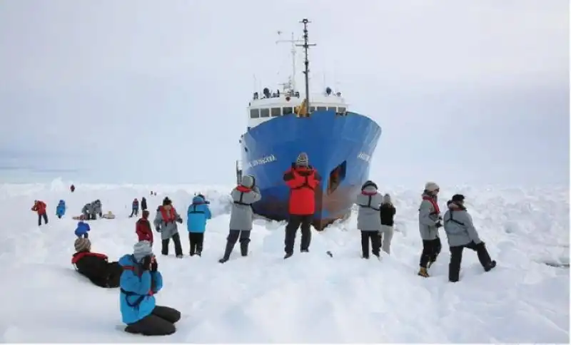 NAVE RUSSA INTRAPPOLATA NEL GHIACCIO ANTARTICO 