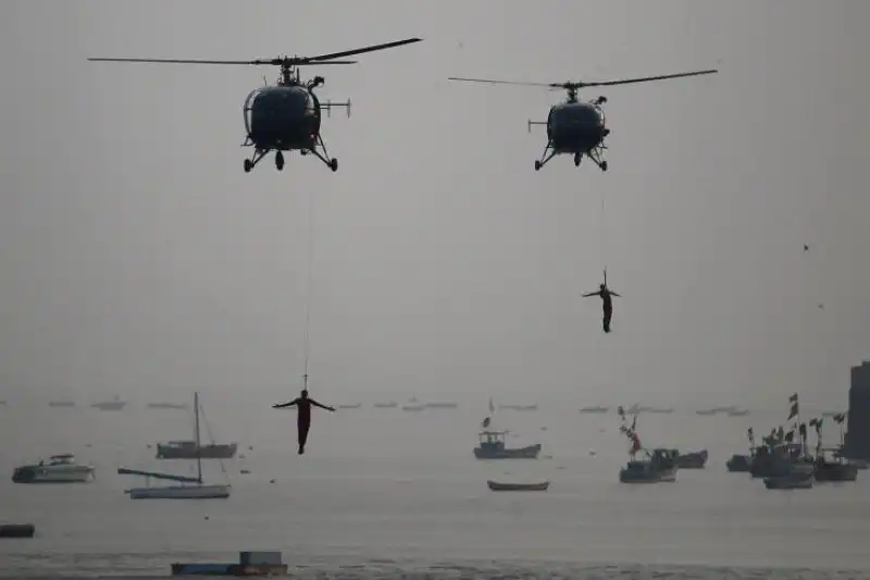 I NAVY SEALS INDIANI DURANTE UNA FESTA DELLE FORZE ARMATE A MUMBAI 