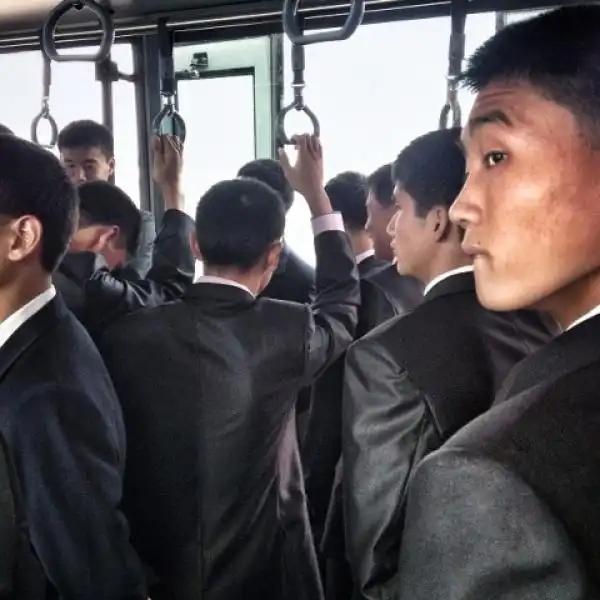 Nordcoreani sul bus di Pyongyang 