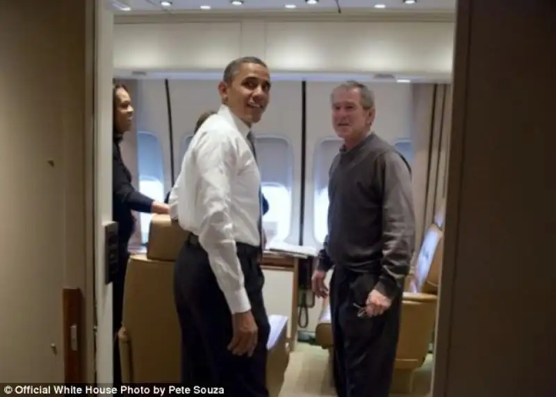 Obama e Bush scherzano sullAir Force One 