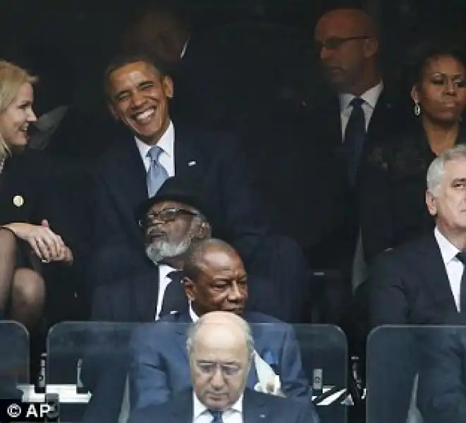 Obama e thorning schmidt scherzano durante la funzione e michelle non gradisce 