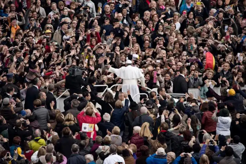 Papa Francesco tra i fedeli 