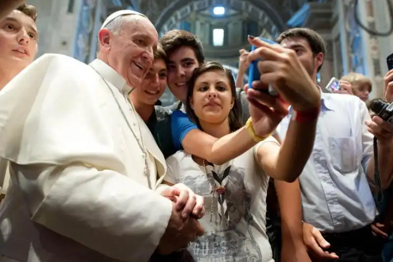 PAPA FRANCESCO POSA PER UNA FOTO CON ALCUNI GIOVANI 