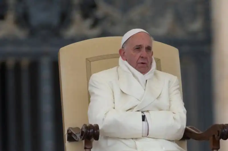 PAPA FRANCESCO SI RISCALDA LE MANI DURANTE UNUDIENZA GENERALE IN PIAZZA SAN PIETRO 