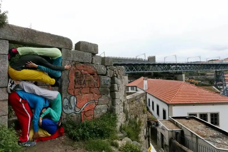 UNA PERFORMANCE ARTISTICA DURANTE UN FESTIVAL A PORTO IN PORTOGALLO 