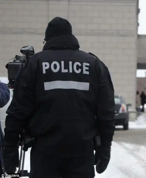 Polizia e fotografi hanno piantonato la chiesa 