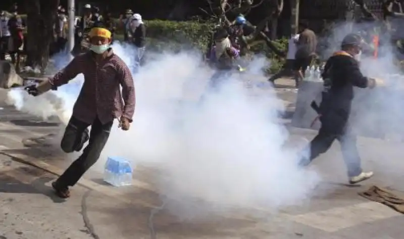 PROTESTE CONTRO IL GOVERNO THAILANDESE A BANGKOK jpeg