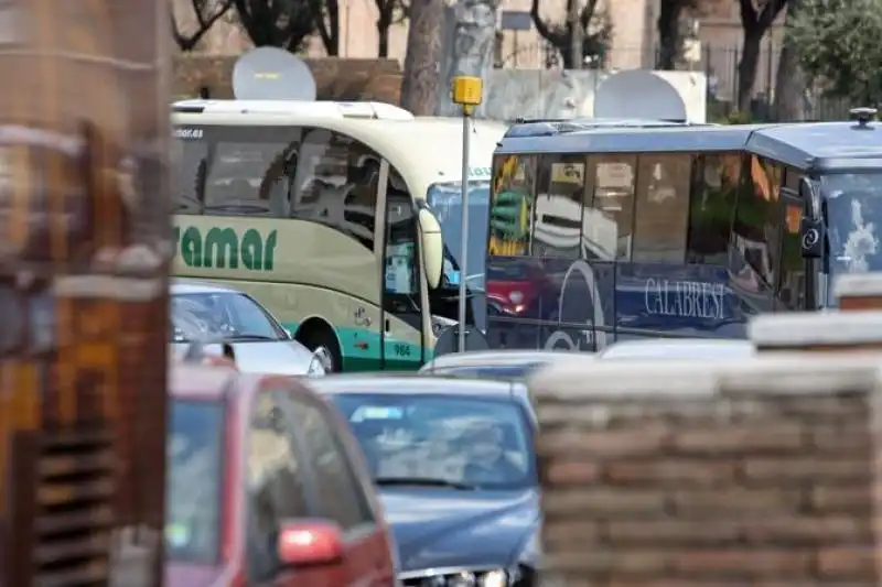 PULLMAN TURISTICI NEL CENTRO DI ROMA