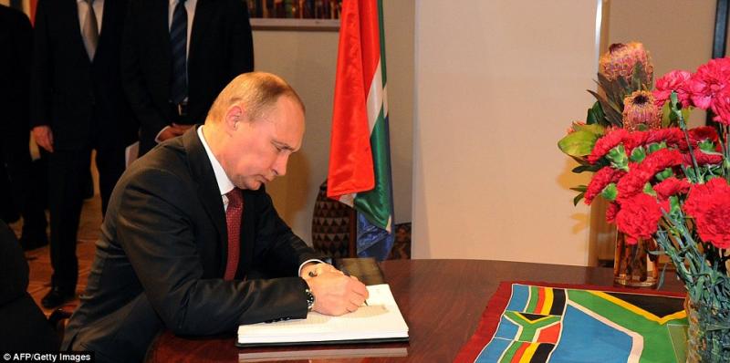 PUTIN IN AMBASCIATA SUDAFRICANA FIRMA UN BIGLIETTO DI CONDOGLIANZE