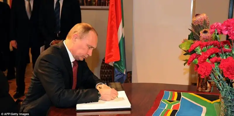 PUTIN IN AMBASCIATA SUDAFRICANA FIRMA UN BIGLIETTO DI CONDOGLIANZE 