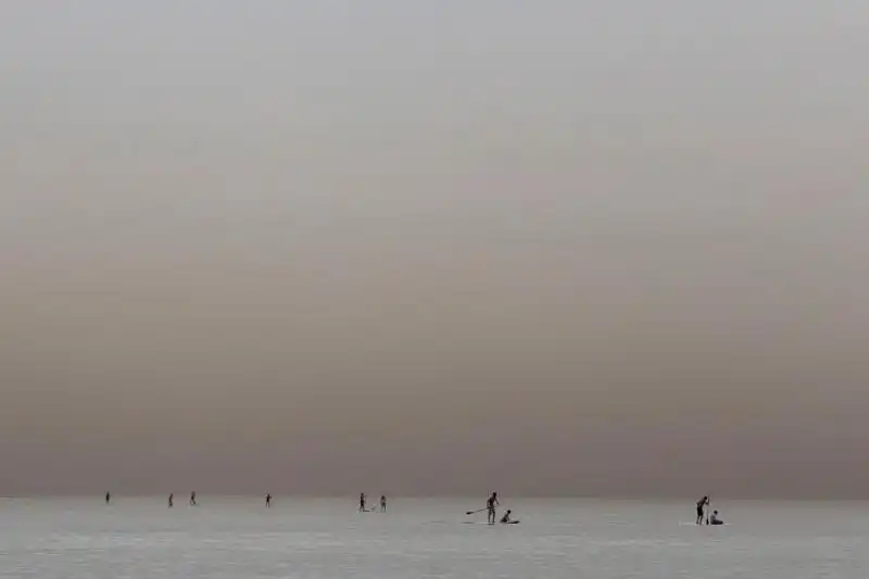 REMATORI SU TAVOLE DA SURF A TEL AVIV 