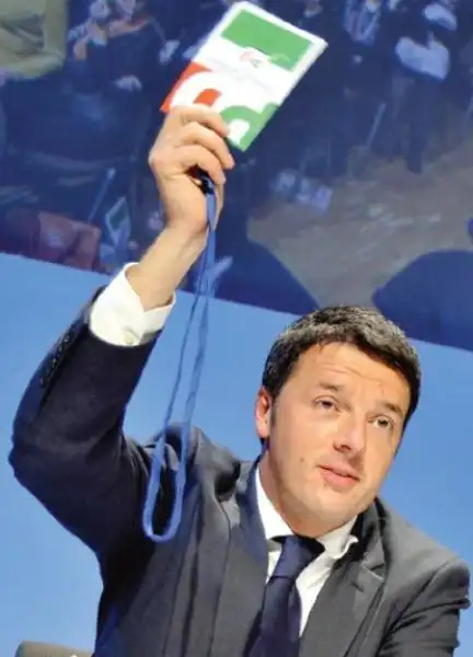 Renzi braccio in alto per votare 