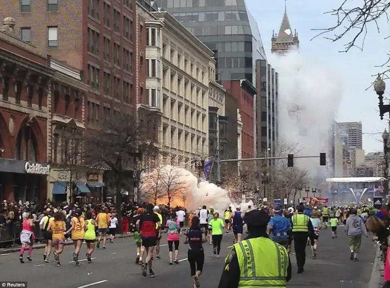 Runners continuano a correre verso il traguardo della maratona di Boston quando una bomba esplode 