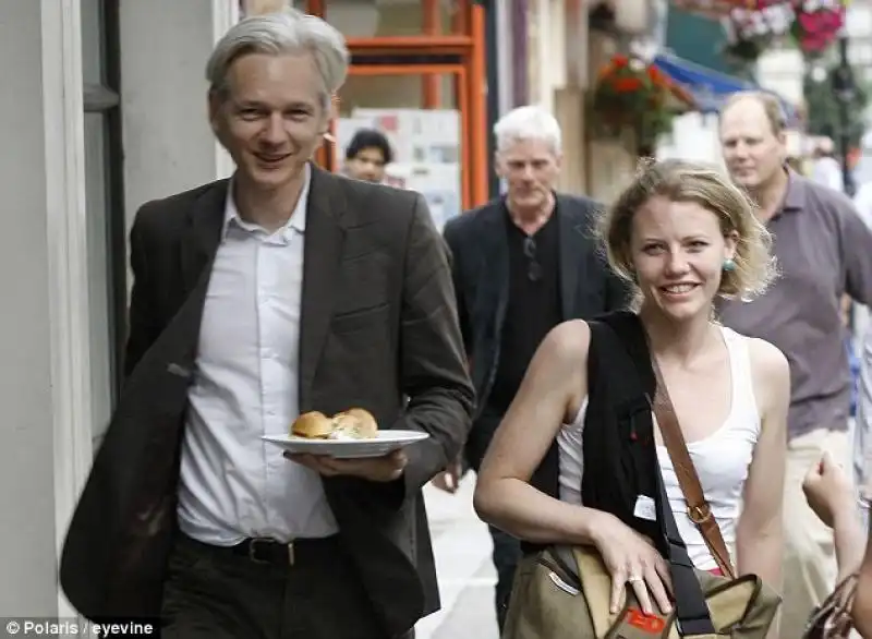 Sarah harrison A Londra nel 2010 con Assange