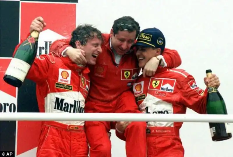 SCHUMACHER FESTEGGIA CON JEAN TODT E EDDIE IRVINE NEL NOVANTOTTO 