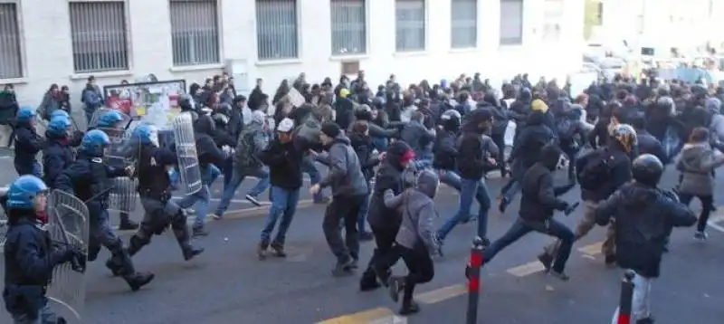 SCONTRI ALLA SAPIENZA CONTRO IL CONVEGNO DEL GOVERNO 