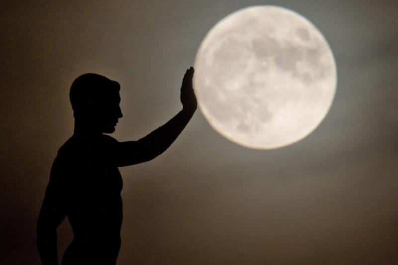 Scultura E Luna Piena A Hannover Dago Fotogallery