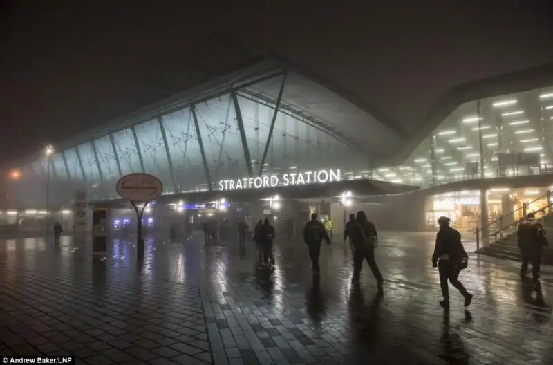 Sembra notte alla stazione di Stratford 