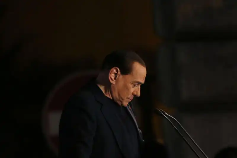 SILVIO BERLUSCONI DURANTE IL COMIZIO PRIMA DI ESSERE ESPLULSO DAL SENATO 