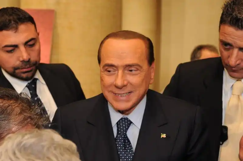 Silvio Berlusconi lascia la sala 