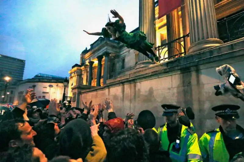 UNO SPETTACOLO PER CELEBRARE LA MORTE DI MARGARET THATCHER A TRAFALGAR SQUARE 