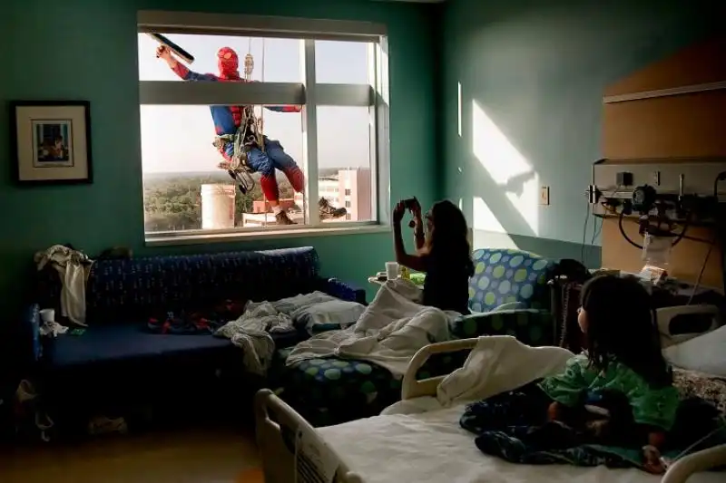 SPIDERMAN PULISCE LE FINESTRE IN UN OSPEDALE DI ST PETERSBURG IN FLORIDA 