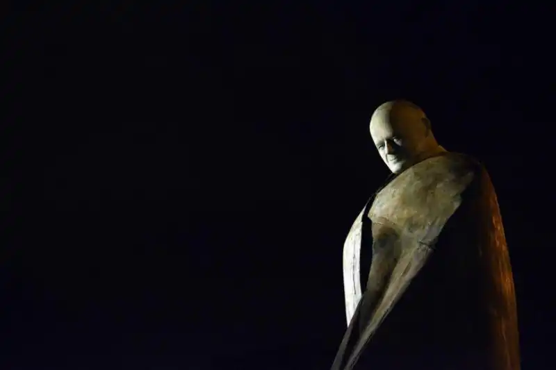 LA STATUA DI GIOVANNI PAOLO II ALLESTERNO DELLA STAZIONE TERMINI A ROMA 