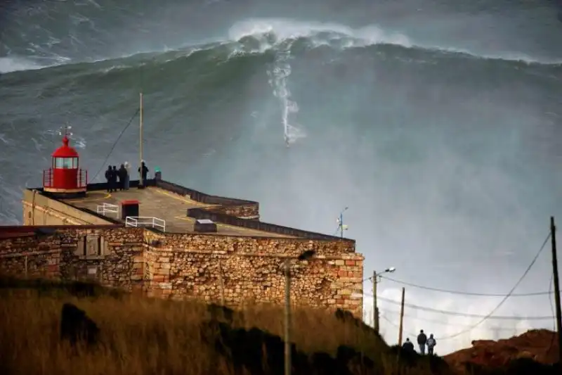 il surfer McNamara cavalca londa in Portogallo 