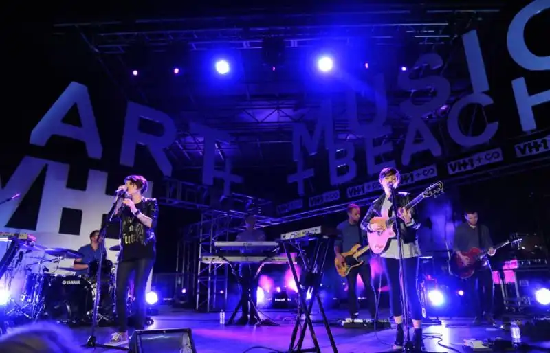 tegan and sara made a crowd of thousands rock out as they performed at the official vh scope party which took place directly on the sands of miami beach  