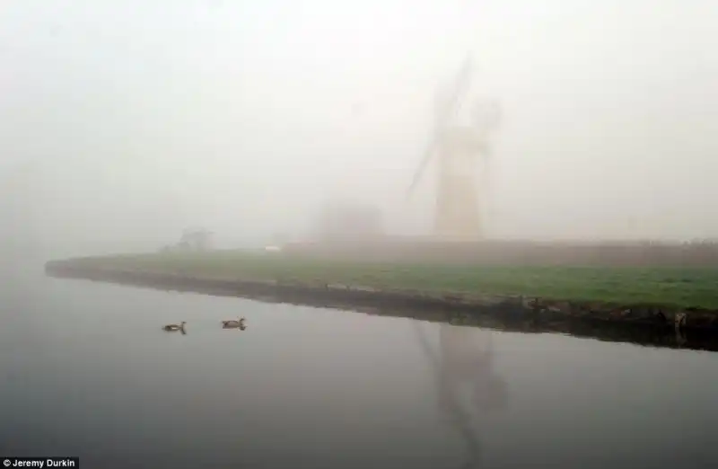 Il Thurne Mill di Norfolk appena visibile 