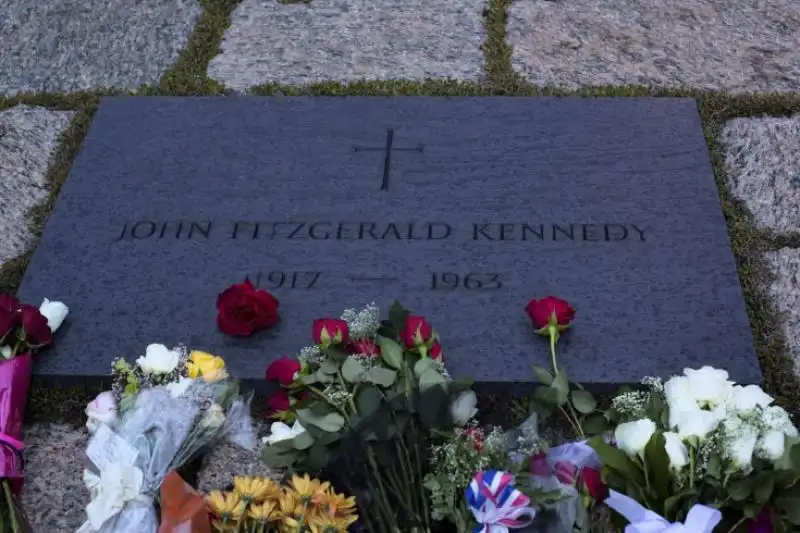 LA TOMBA DI JOHN F KENNEDY AL CIMITERO DI ARLINGTON IN VIRGINIA 