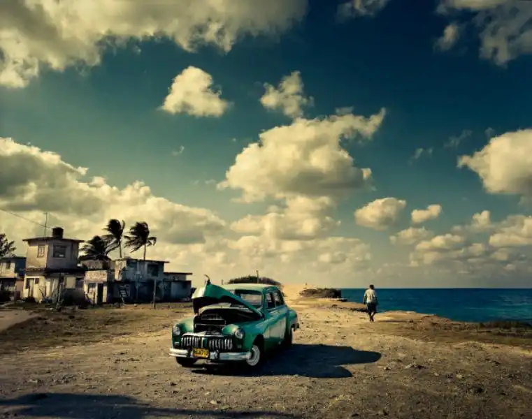 una vecchia macchina americana sulla spiaggia cubana 