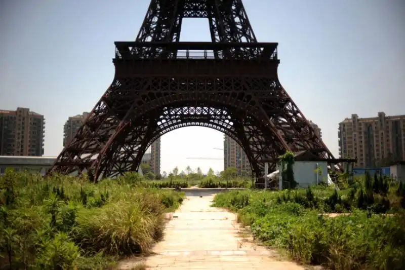 VISTA DELLA TORRE EIFFEL IN SCALA A COSTRUITA A HANGZHOU IN CINA 