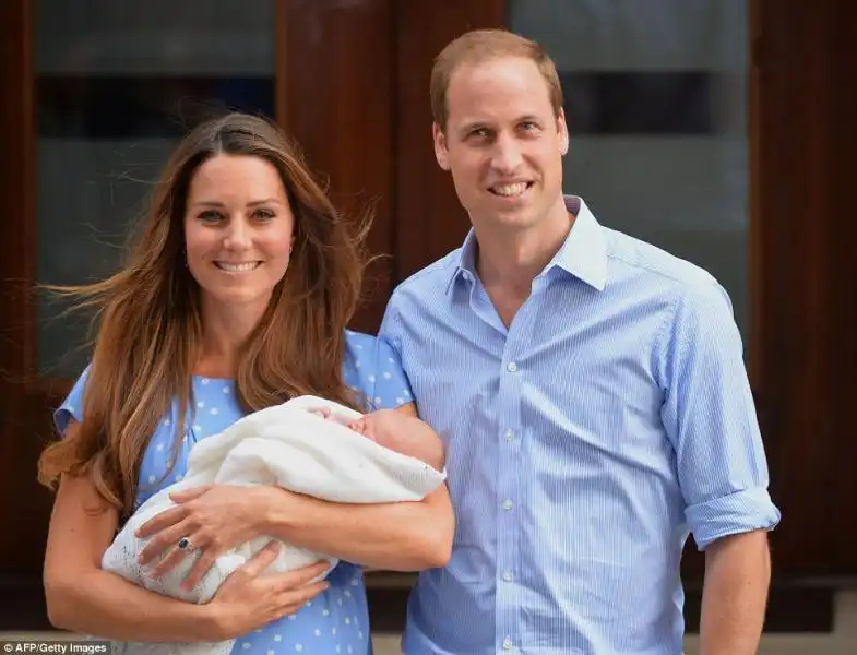 William e Kate presentano il loro erede al trono ai media di tutto il mondo , sui gradini dell'Ospedale St Mary a Londra 