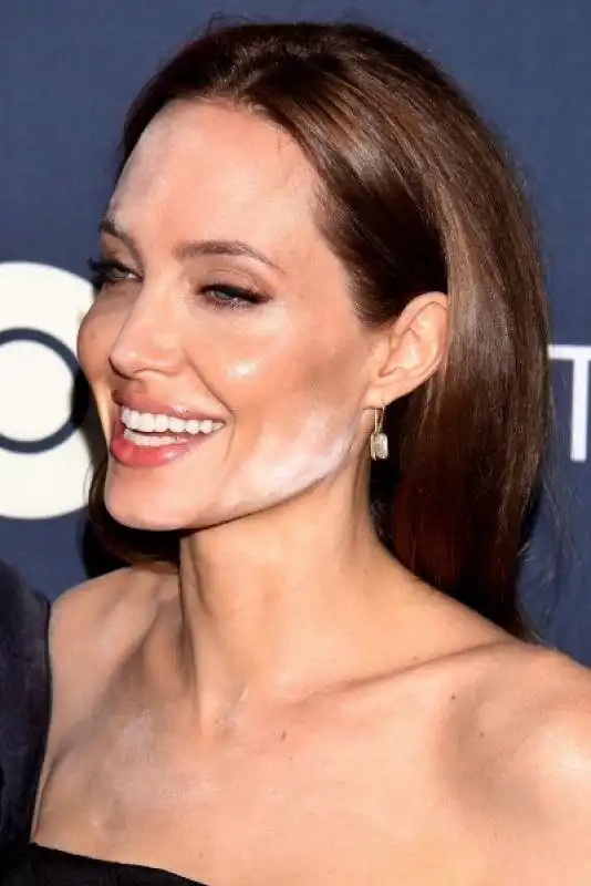 angelina jolie col trucco sbagliato