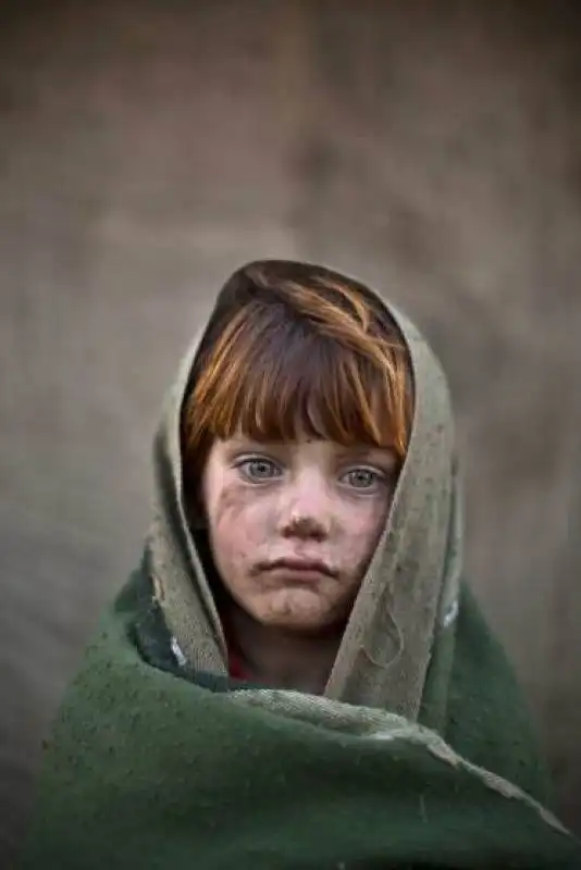 bambina afgana in pakistan