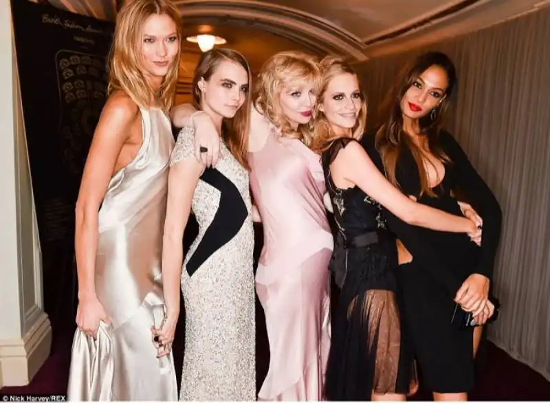 british fashion awards   karlie kloss, cara delevingne, courtney love, poppy delevingne e joan smalls